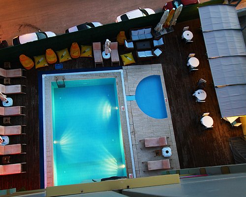 Çeşme butik otel havuz ve dinlenme alanı